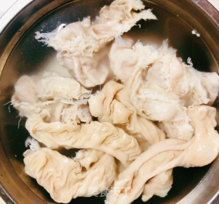 红烧大肠的做法步骤：1