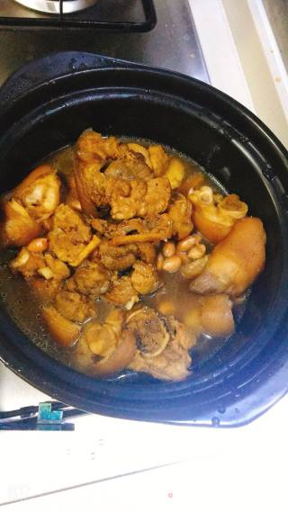 花生焖猪脚的做法步骤：4