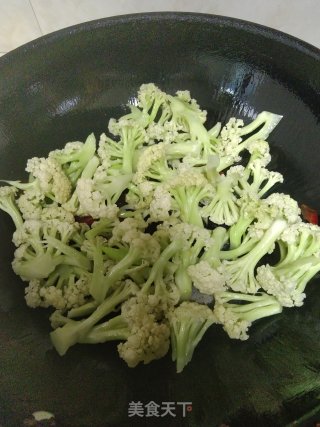 午餐肉炒菜花的做法步骤：2