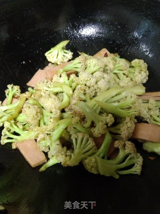 午餐肉炒菜花的做法步骤：4