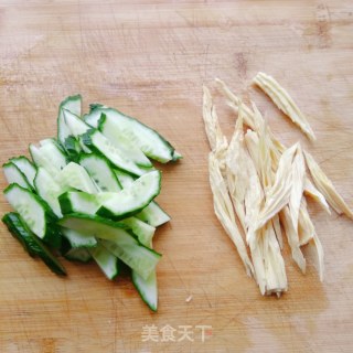 木耳腐竹拌黄瓜的做法步骤：2