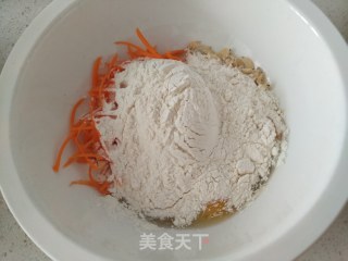 红萝卜丝鸡蛋饼的做法步骤：2