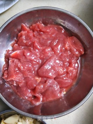 番茄炒牛肉的做法步骤：2
