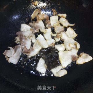 五花肉洋葱焖海带的做法步骤：2