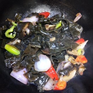 五花肉洋葱焖海带的做法步骤：8