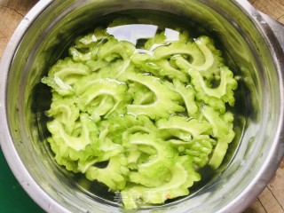苦瓜炒鸡蛋的做法步骤：3