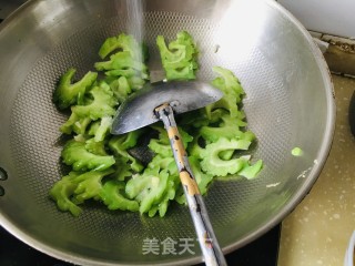 苦瓜炒鸡蛋的做法步骤：8