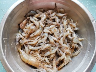 干炸小河虾的做法步骤：1