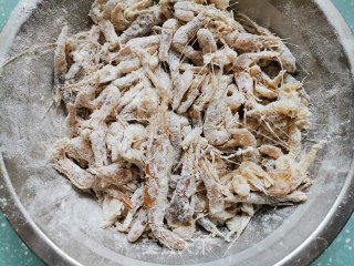干炸小河虾的做法步骤：3