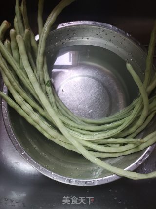 豆角炒腐竹的做法步骤：1