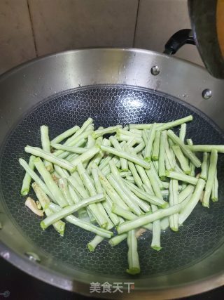 豆角炒腐竹的做法步骤：5
