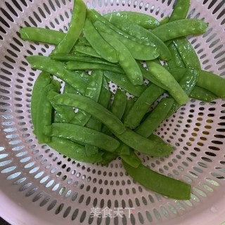 百合炒荷兰豆的做法步骤：1