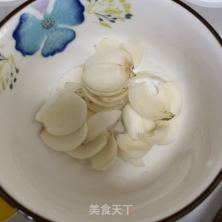 百合炒荷兰豆的做法步骤：3