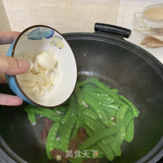 百合炒荷兰豆的做法步骤：8