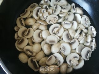 小葱炒口蘑的做法步骤：4