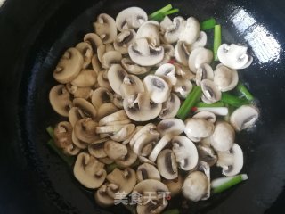 小葱炒口蘑的做法步骤：6