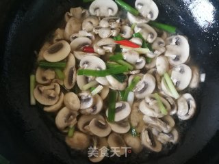 小葱炒口蘑的做法步骤：8