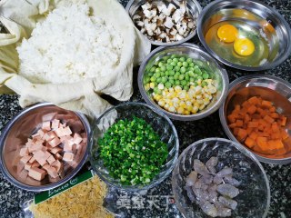 扬州炒饭的做法步骤：1