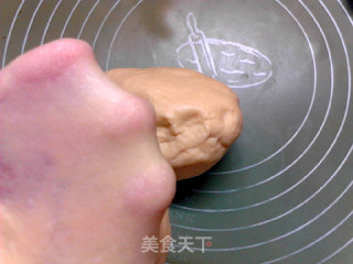一片片撕着吃：手撕腊肉面包的做法步骤：4
