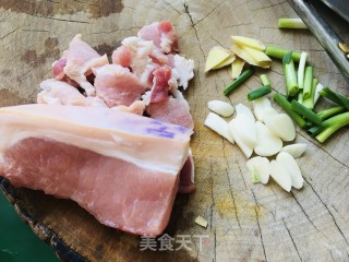 土豆干粉条五花肉烩菜的做法步骤：1