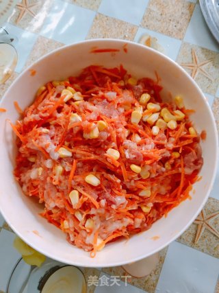 红萝卜玉米饺子的做法步骤：2