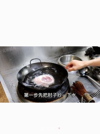 四川名菜东坡肘子，看看这位大厨教你怎么做吧的做法步骤：1