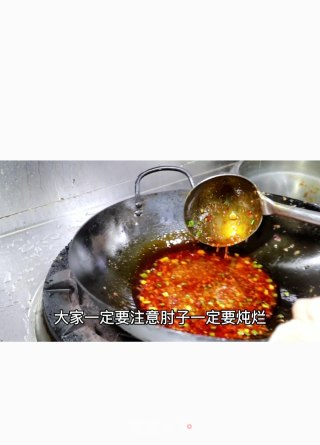 四川名菜东坡肘子，看看这位大厨教你怎么做吧的做法步骤：3