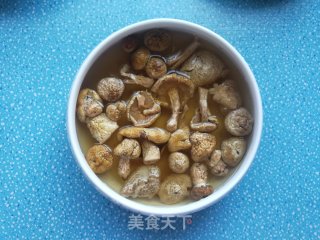 白菌鸡汤的做法步骤：1