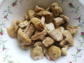 白菌鸡汤的做法步骤：2