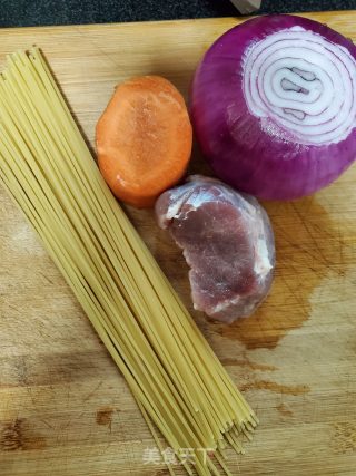 牛柳炒意粉的做法步骤：1