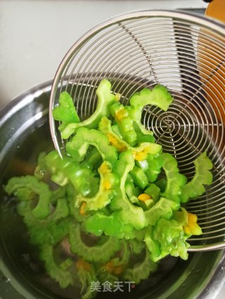 苦瓜拌鸭肠的做法步骤：3
