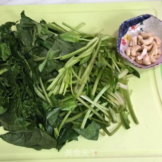 腰果拌菠菜的做法步骤：1
