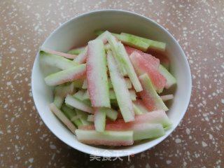 【边角料】西瓜皮凉拌的做法步骤：2