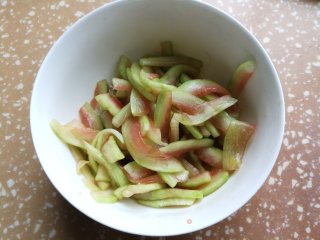 【边角料】西瓜皮凉拌的做法步骤：3