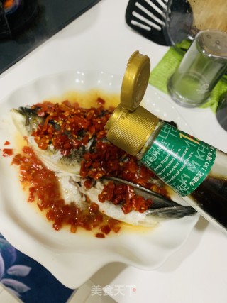 剁椒鱼头的做法步骤：4