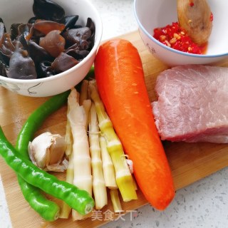 鱼香肉丝的做法步骤：1