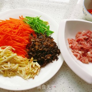 鱼香肉丝的做法步骤：2