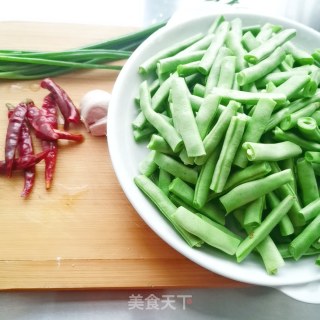 油焖四季豆的做法步骤：1
