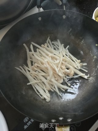 香辣白玉菇炒蛋的做法步骤：4