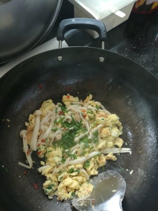 香辣白玉菇炒蛋的做法步骤：8