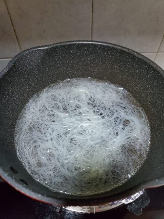 牛柳汤米粉的做法步骤：4