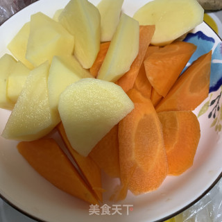 土豆萝卜排骨汤的做法步骤：1