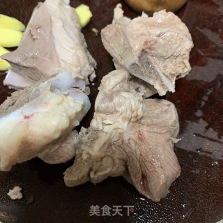 土豆萝卜排骨汤的做法步骤：2
