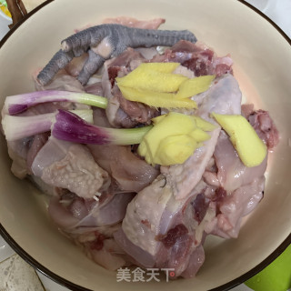 鸡肉焖板栗????大口吃肉的做法步骤：1