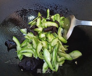 蒜香西葫芦炒木耳的做法步骤：5