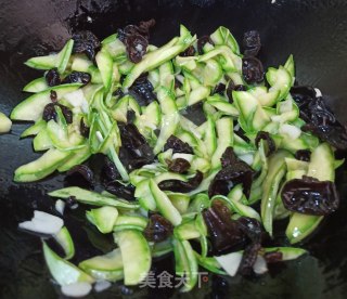 蒜香西葫芦炒木耳的做法步骤：6
