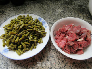 牛肉炒酸豆角的做法步骤：1