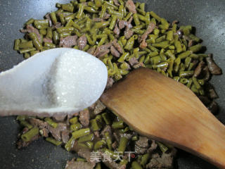 牛肉炒酸豆角的做法步骤：11