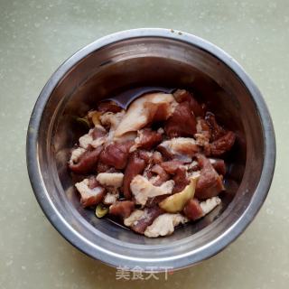 电烤箱版羊肉串的做法步骤：1