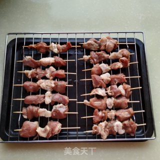 电烤箱版羊肉串的做法步骤：2